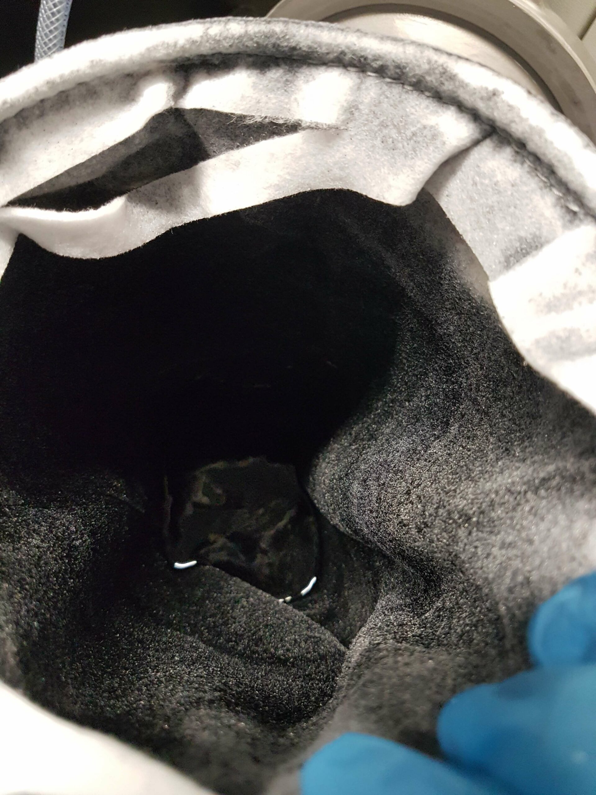 Verschmutzung aus einem gereinigten Wärmetauscher im Filterbeutel